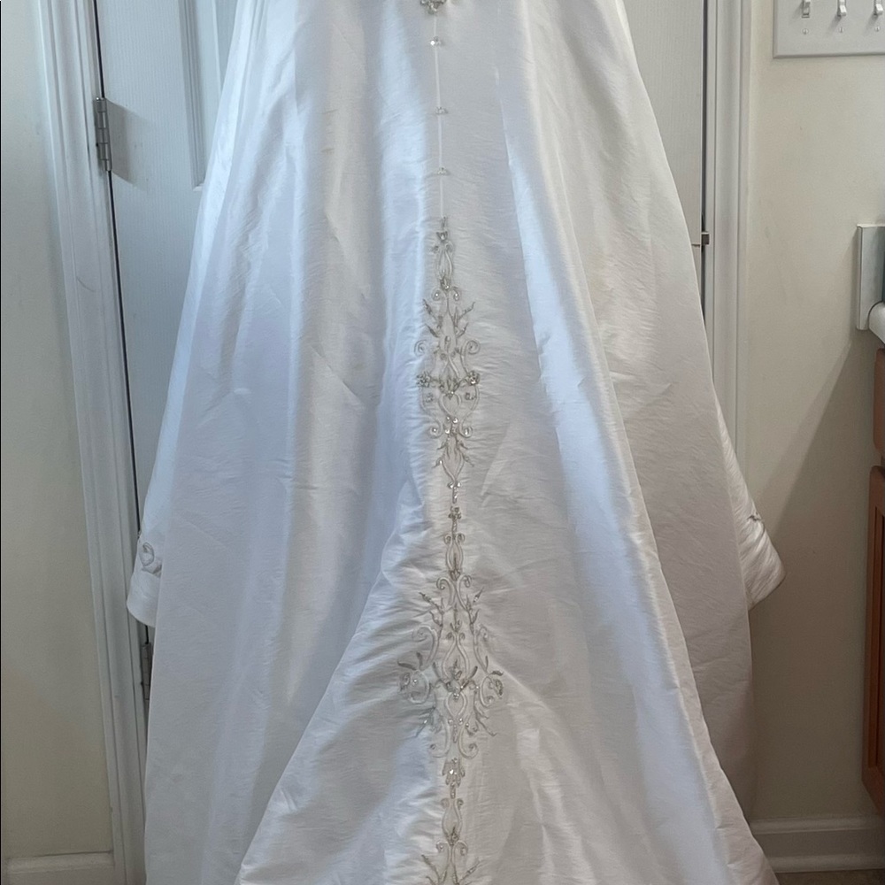 Wedding dress used with extra material, beading and detachable straps - Picture 4 of 12